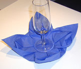 pliage serviette en papier en forme de fleur de lys